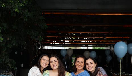  Cristina Ledezma, Tere Ledezma, Tere Raymond y Nuria Ledezma con Juan Pablo Torres.