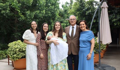  Cristina Ledezma, Nuria Ledezma, Tere Ledezma, Alfonso Ledezma y Tere Raymond con Juan Pablo Torres.