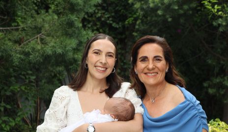  Cristina Ledezma y Tere Raymond con Juan Pablo Torres.