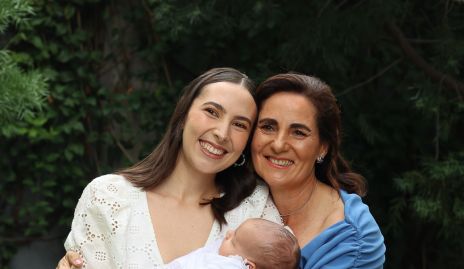  Cristina Ledezma y Tere Raymond con Juan Pablo Torres.