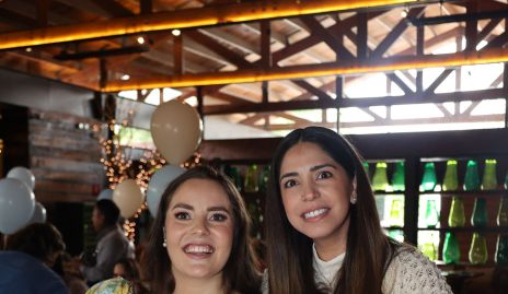  Tere Ledezma y Adriana Estrada con Juan Pablo Torres.
