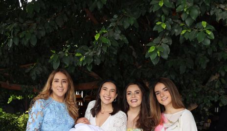  Diana Olvera, Cristina Ledezma, Tere Ledezma y Claudia Torres con Juan Pablo Torres.