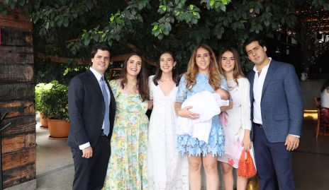  Luis Torres, Tere Ledezma, Cristina Ledezma, Diana Olvera, Claudia Torres y Gabriel Torres con Juan Pablo Torres.