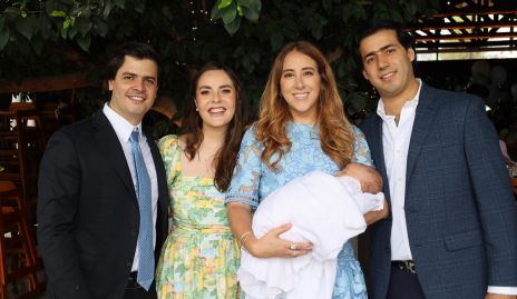  Gabriel Torres, Luis Torres, Diana Olvera y Tere Ledezma con Juan Pablo.