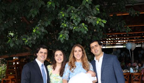  Gabriel Torres, Luis Torres, Diana Olvera y Tere Ledezma con Juan Pablo.