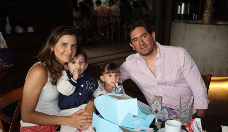  Eugenia Musa y Fernando Abud con sus hijos Fernando y Eugenia.