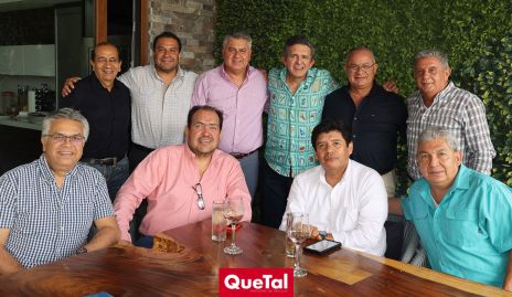  Adán Espinosa con sus amigos.