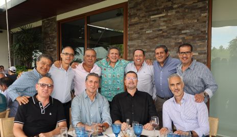  Adán Espinosa con sus amigos.