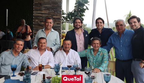 Adán Espinosa con sus amigos.