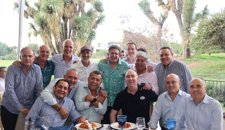  Adán Espinosa con sus amigos.