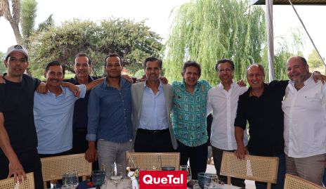  Adán Espinosa con sus amigos.