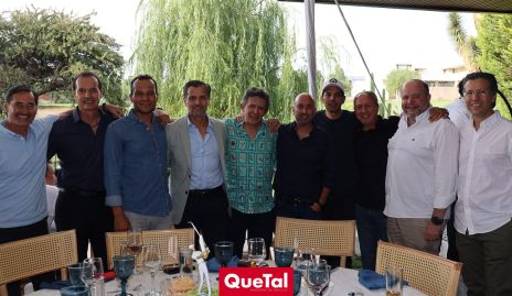  Adán Espinosa con sus amigos.