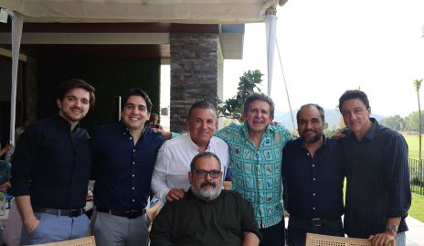  Adán Espinosa con sus amigos.