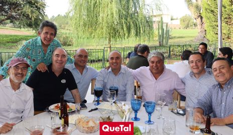  Adán Espinosa con sus amigos.