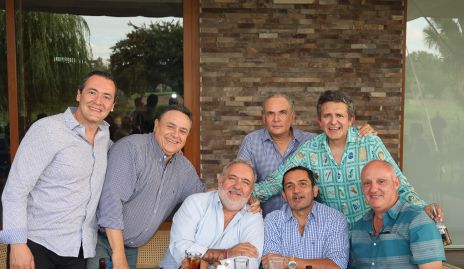  Adán Espinosa con sus amigos.