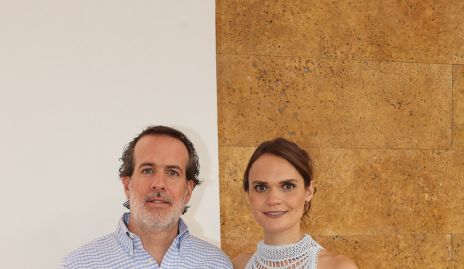  Herbert Trampe y Myriam García con su ahijada Carlota.