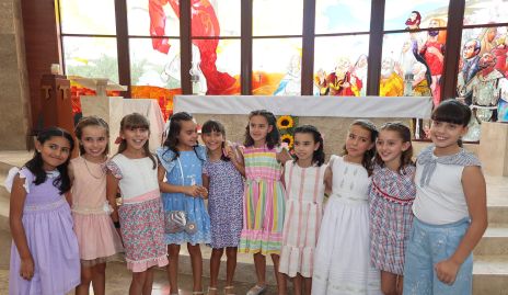  Carlota Rosillo con sus amigas.