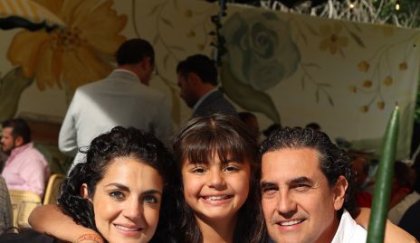  Ana Sofía Velázquez y Alejandro Oropeza con su hija Sofía.