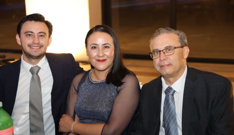  César Sandoval, Irais Hernández y René Sandoval.