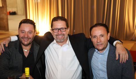  Jorge Flores, Romel y Tomás Flores.