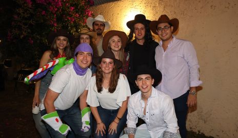  Gilberto con sus amigos.