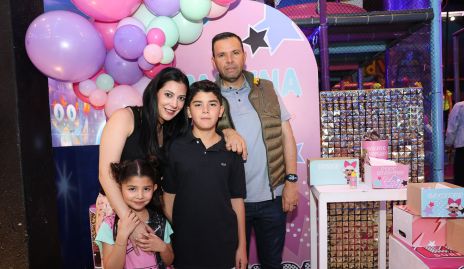   Paty Guerrero y Pepe Tanus con sus hijos Paulina y José.