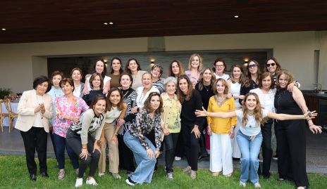 Amigas de toda la vida celebrando a sus mamás.