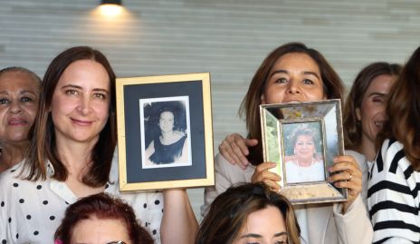  Mariana Calvillo y Lorena Torres con las fotografías de sus mamás.