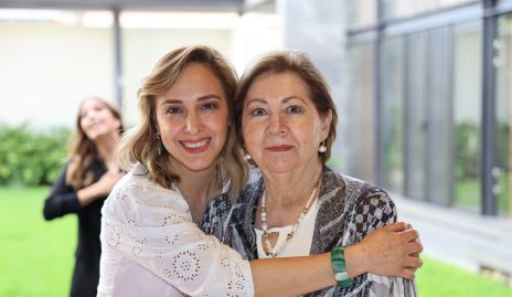 Sandra Aldrete con su mamá Lupita Estrada.