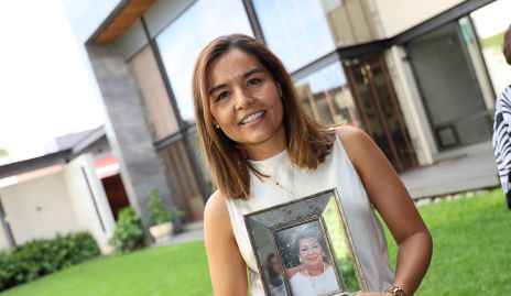  Lorena Torres con la foto de su mamá Carmenchu Vilet.