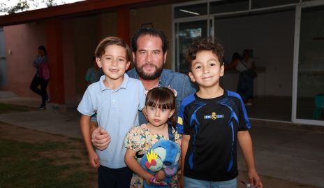  Pablo Guerra con sus hijos Sebastián y Sofía.