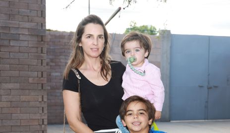  Eunice Camacho con sus hijos José Manuel y Jerónimo Labastida.