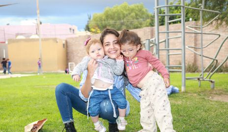  Alejandra Gascón con sus hijas Ivanna y Farah Kury.