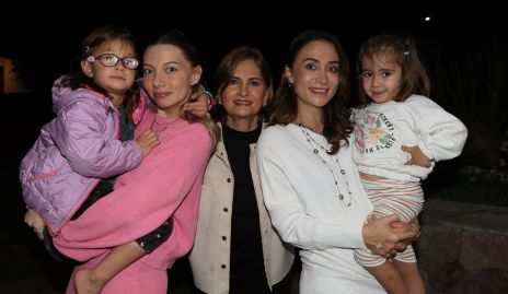  Mónica Guillén con sus hijas y nietas, Lucía Lomelí, Gaby López, Mariana López y Paloma Carrillo.