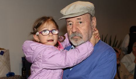  Lucía Lomelí con su abuelo Luis López Palau.