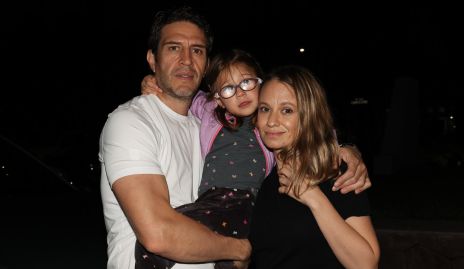  Alejandro Lomelí y Paulina López con su hija Lucía.