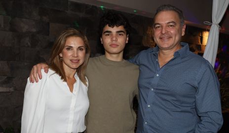  Mayra Ortega y David del Bosque con su hijo Emilio.