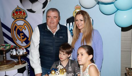  Luz Adriana Arellano y Agustín Félix con sus hijos Marcelo y María Valentina.