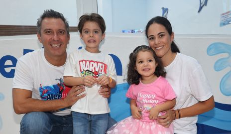  Alejandro Mejía y Mariana González con sus hijos Ale y Ana Lu.