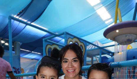  Andrés y David Martín del Campo con su mamá.