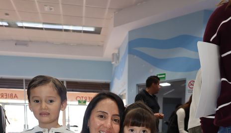  Ana Lucia Gómez, Regina y Nicolás Méndez.
