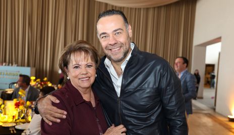  Pilar Ocejo con su hijo Alejandro Torres.