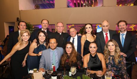  Los papás de los guaduados y el Padre Gabriel Del Valle.