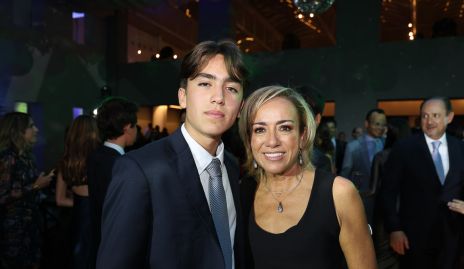  Mauricio Alcalde con su mamá Karina Ramos.