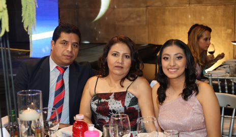  Fabiola Gómez, Carlos Pérez y Valeria Pérez.