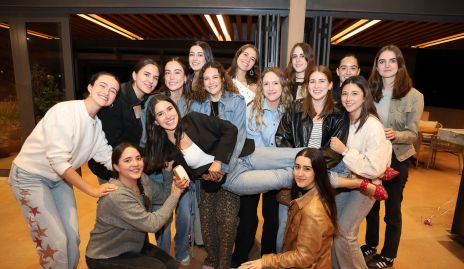 Andrea Villarreal festejando su cumple con sus amigas.