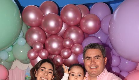  Andrea Lorca y Héctor Gordoa con sus hijos Lucía e Isabella.