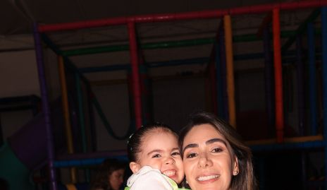  Andrea Lorca con su hija Isabella Gordoa.