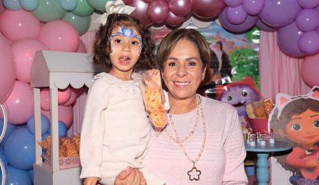  Carola Tobías con su abuela Laura Álvarez.