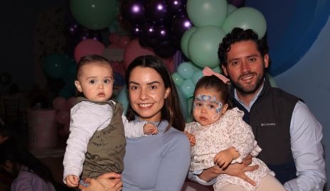  Gabriela Díaz Infante y Abraham Salgado con sus hijos Santiago y Roberta.